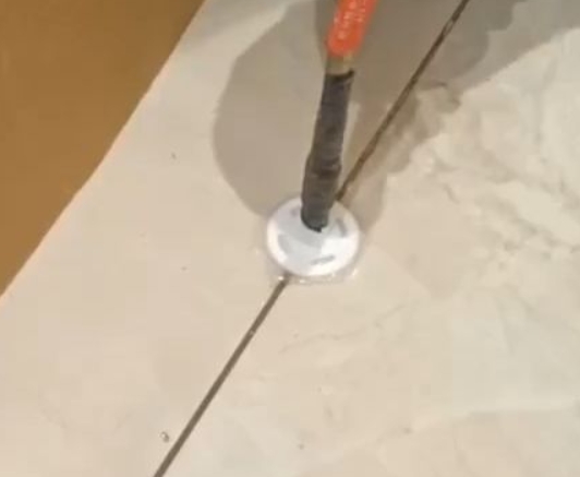 南乐瓷砖空鼓维修公司专业解答瓷砖在铺贴过程中，如果没有涂抹均匀到位的粘结材料（如水泥砂浆或瓷砖胶），可能会导致以下问题